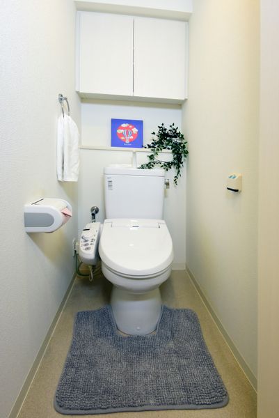 トイレ（温水洗浄便座付）（全タイプ共通）上部収納があり、日用品入れに便利！※モデルルームのため小物は付きません。