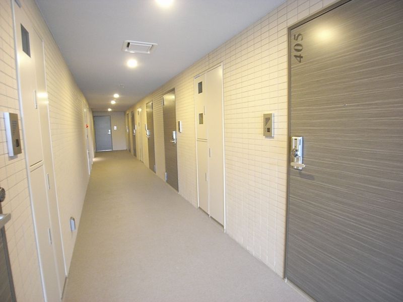 共用廊下　物件巡回・定期清掃が入り、清潔感がある共用廊下。