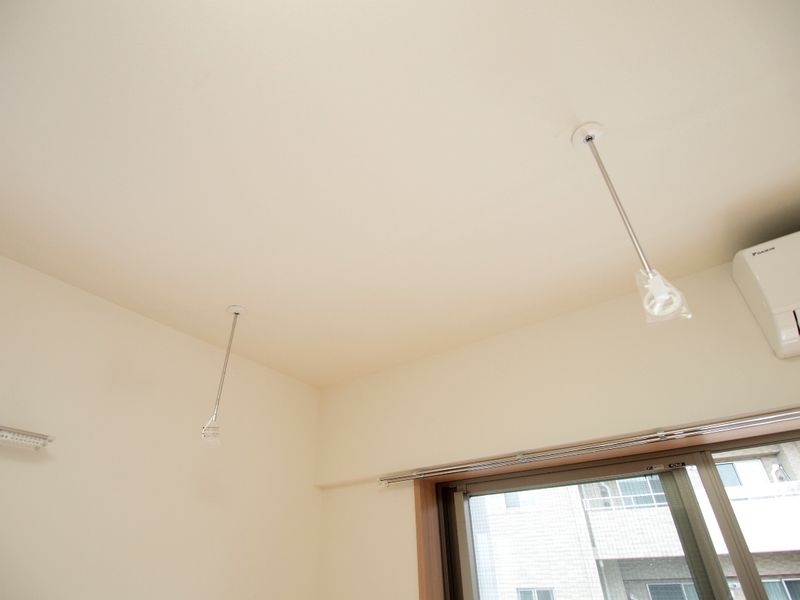 物干しフック（A、B、C、Dタイプ）　居室には物干し竿が掛けられるフックが付いています。