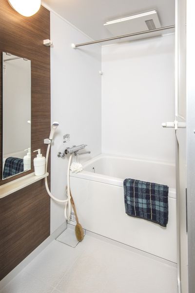 バス（Aタイプ）　浴室乾燥機付の広々とした鏡付きの浴室です。※モデルルームのため小物は付きません