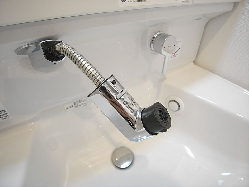 洗面台（Bタイプ）　シャワーが伸びるので清掃時などにも便利です。