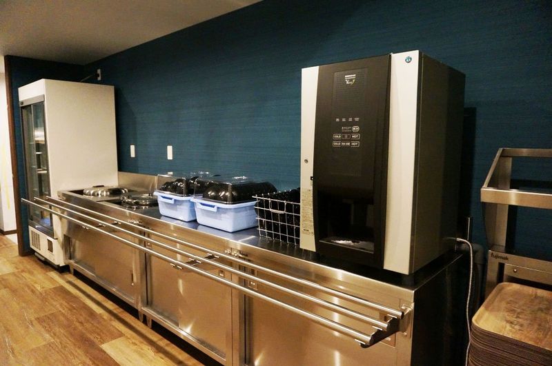 食堂　配膳コーナーには自由に使える給湯器もあります。