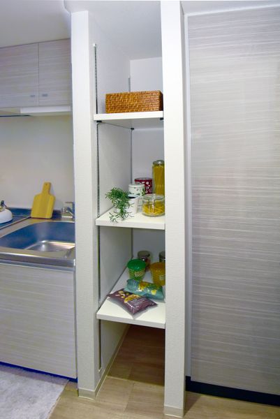 キッチン（Cタイプ）横収納　オープン棚が付いており食材や食器などの置場に便利です。※モデルルームのため小物は付きません。
