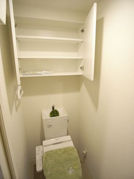 トイレ(上部に棚があり、日用品の取り出しに便利です)