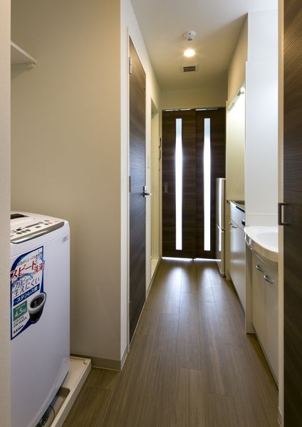 居室廊下（洗濯機付！上部棚もあり日用品の収納に便利です）