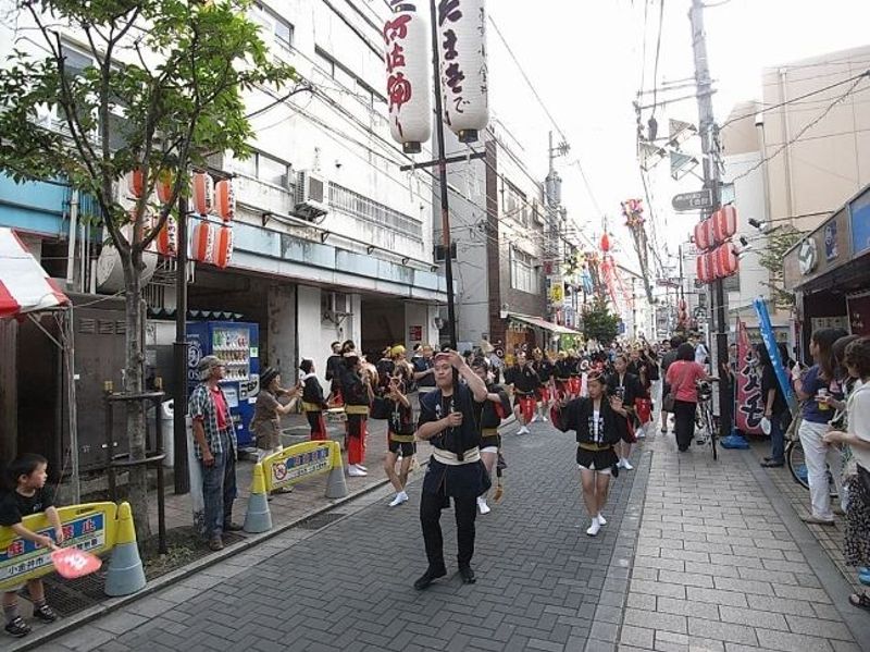昔ながらの商店街もあり、夏には阿波踊りで盛り上がります。