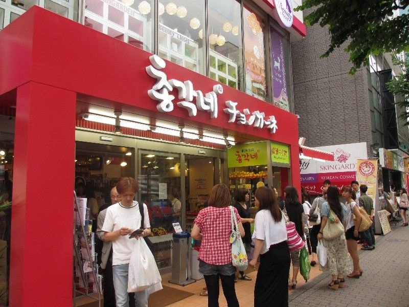 高田馬場駅の隣、新大久保駅。韓流グッズや韓国料理を求める人で賑います。