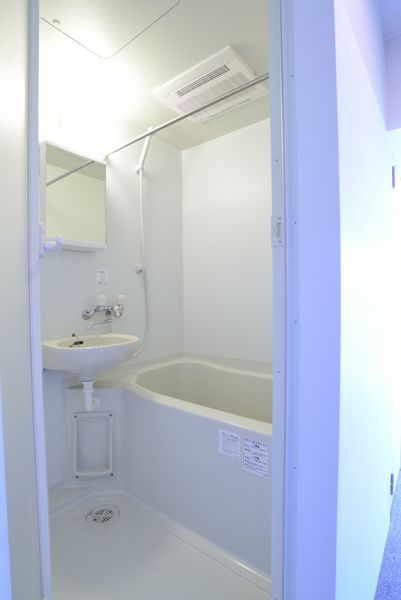 浴室乾燥機機能付きのバスルーム。