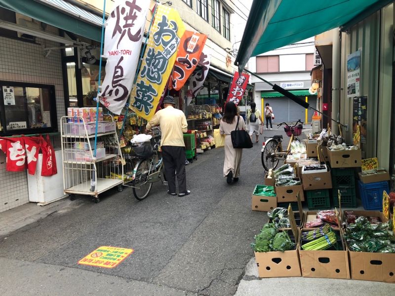 西武柳沢駅北口には青果店とスーパーが隣接しています。