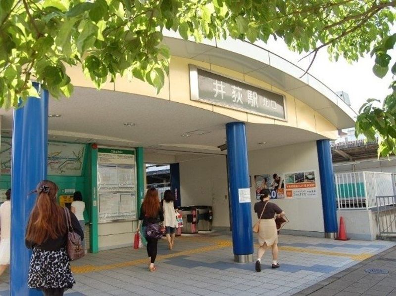 最寄駅の西武新宿線井荻駅。各駅停車駅なので、比較的空いている電車で通学可能。