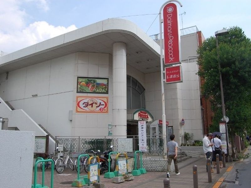 井荻駅南口には薬局や衣料品店、100円ショップなどがあり、生活に便利。