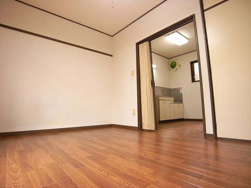 居室③　壁、床は入居ごとに丁寧にクリーニングしています