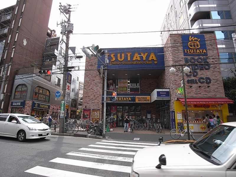 町屋駅前のTSUTAYA。CD、DVDのレンタルはもちろん、ゲームの販売コーナーもあります。