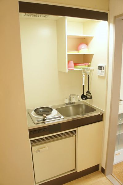 IHコンロ付きキッチン（ミニ冷蔵庫付）※モデルルームの写真です。備品・小物は付いておりません。