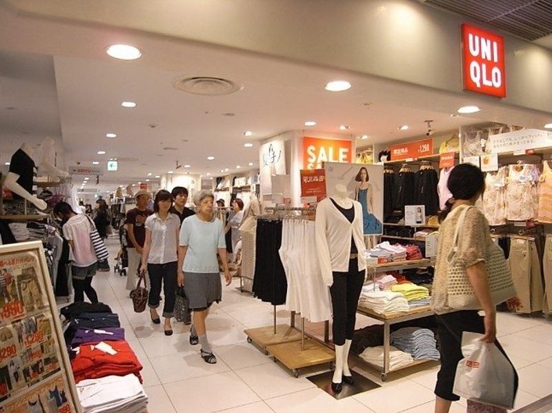 荻窪駅直結のルミネ内には、ユニクロをはじめファッション店が並ぶ。