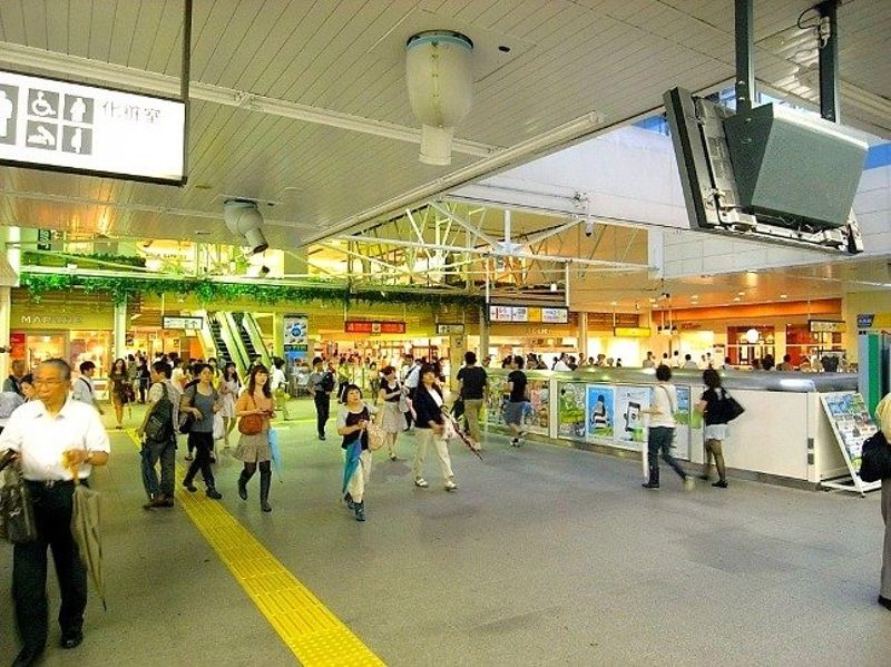 三鷹駅は人気のＪＲ中央線特急停車駅。総武線の始発でもあるので座ってお出かけも可。