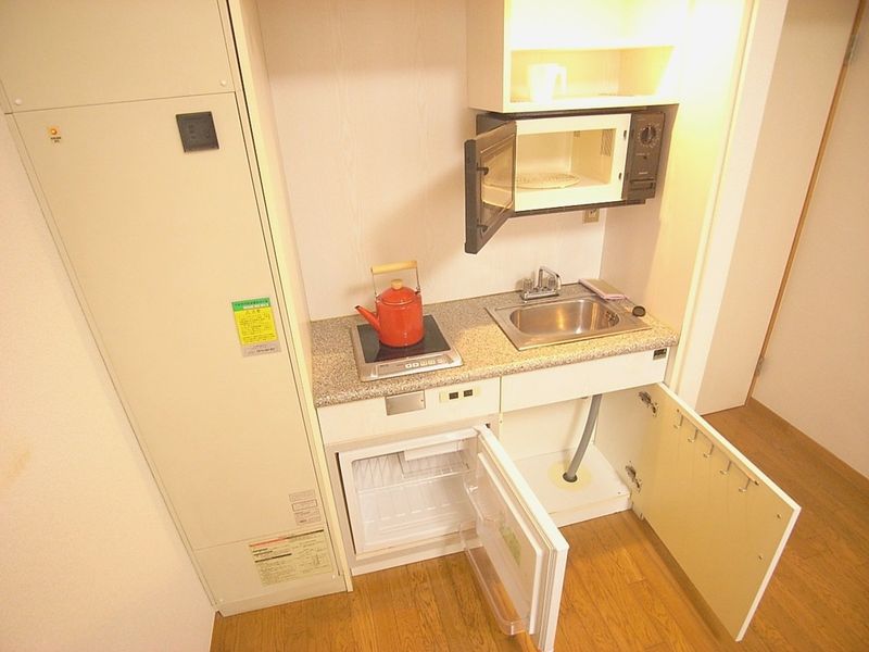 IHコンロのキッチン。電子レンジも付いてます！※モデルルームの写真です。備品・小物は付いておりません