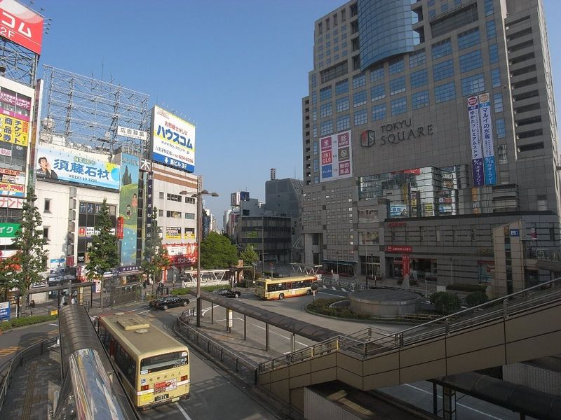 駅前のバスロータリーからは、様々な学校に向かうバスが出ており朝の通学時間は学生でにぎわう
