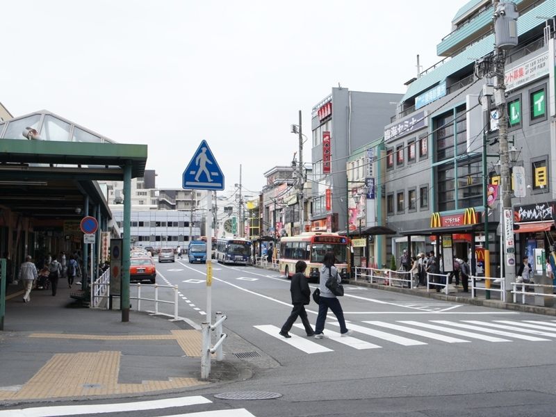 西八王子駅前は商店街になっています。