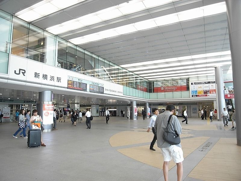 JR横浜線橋本駅から、新幹線が通る新横浜駅まで約３０分。夏季休暇などの帰省にも便利