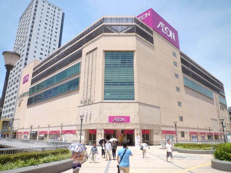JR横浜線側の改札を出て目の前の「AEON」。食料品フロアは夜１１時まで営業。本屋や銀行ATMもある