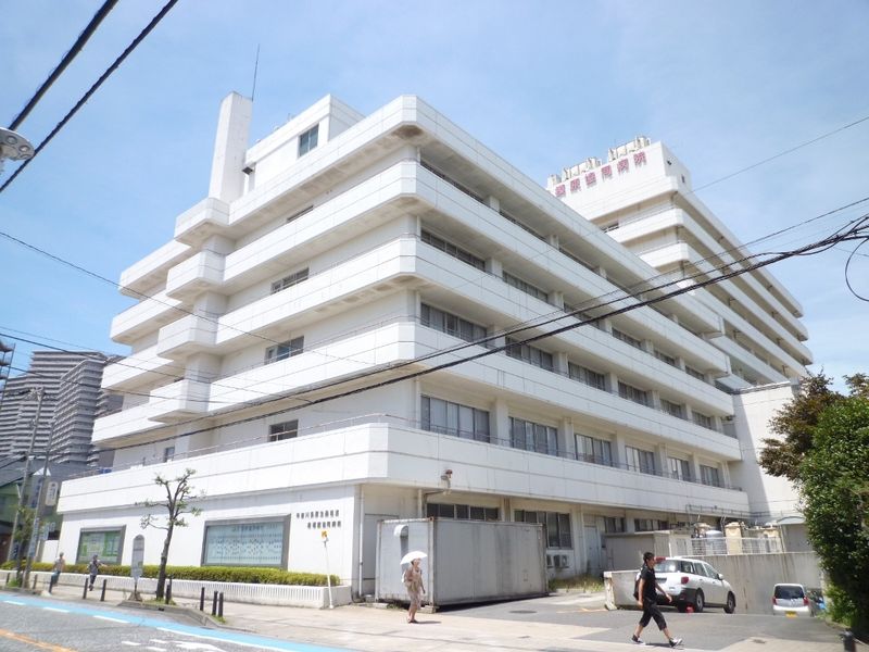 橋本駅徒歩約５分の場所に位置する大型病院。１５科目以上の診療部門がある