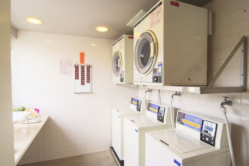 ランドリールーム：清潔なランドリールームには洗濯機・乾燥機はもちろん、アイロンやアイロン台も完備！