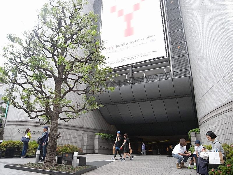 シネマやミュージアム、ギャラリーなどの複合施設Bunkamura。この辺りは美術館や記念館などが多い
