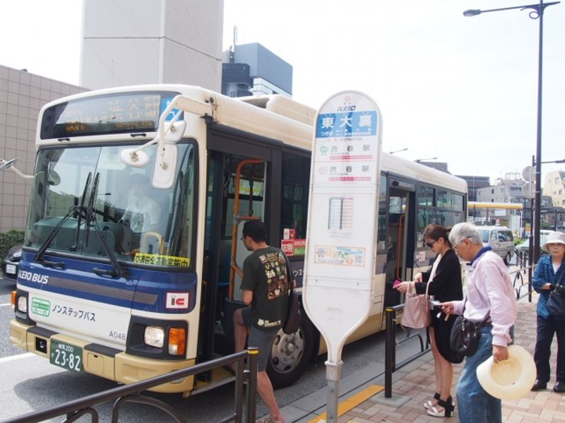 バス停「東大裏」：学生会館から徒歩1分のバス停。渋谷駅まで乗車7～14分。