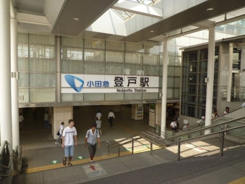 隣の登戸駅は急行停車駅。また多摩急行を利用すると千代田線に乗り入れするので便利。