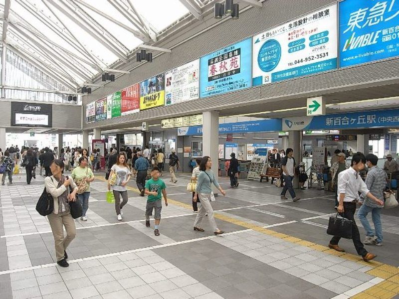 小田急線の快速急行が停車する新百合ヶ丘駅。新宿駅まで23分、町田駅まで8分！