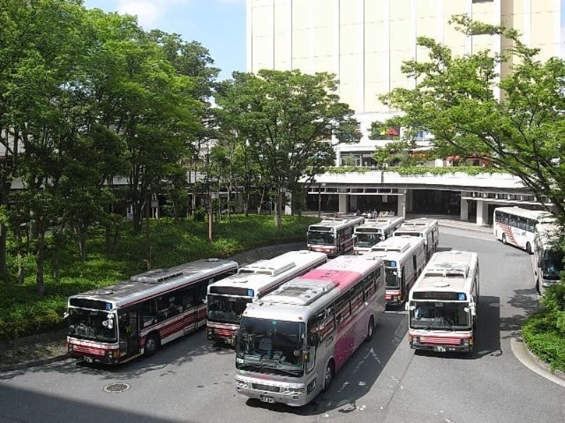 新百合ヶ丘駅ではバス会社5社がバスを運行しており、電車以外でも駅を拠点とした活動ができる