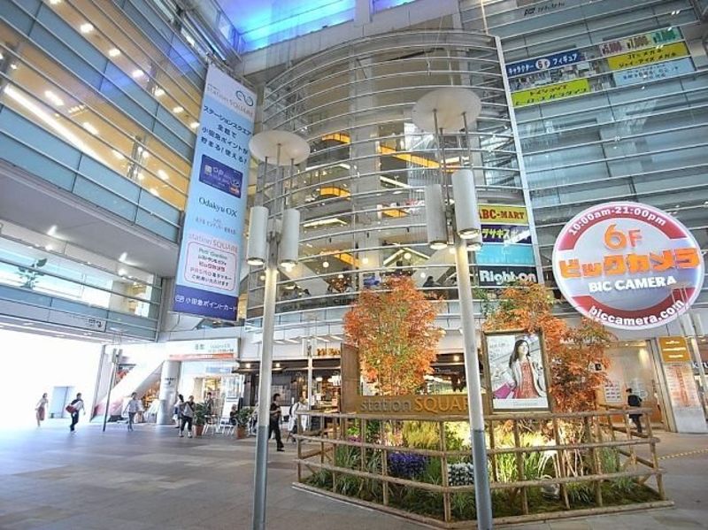 小田急線相模大野駅まで電車２３分。家電量販店からファッション雑貨まで、お店の種類も豊富。