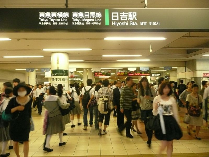 東急東横線、東急目黒線日吉駅は毎朝通学・通勤の人で賑わっています。