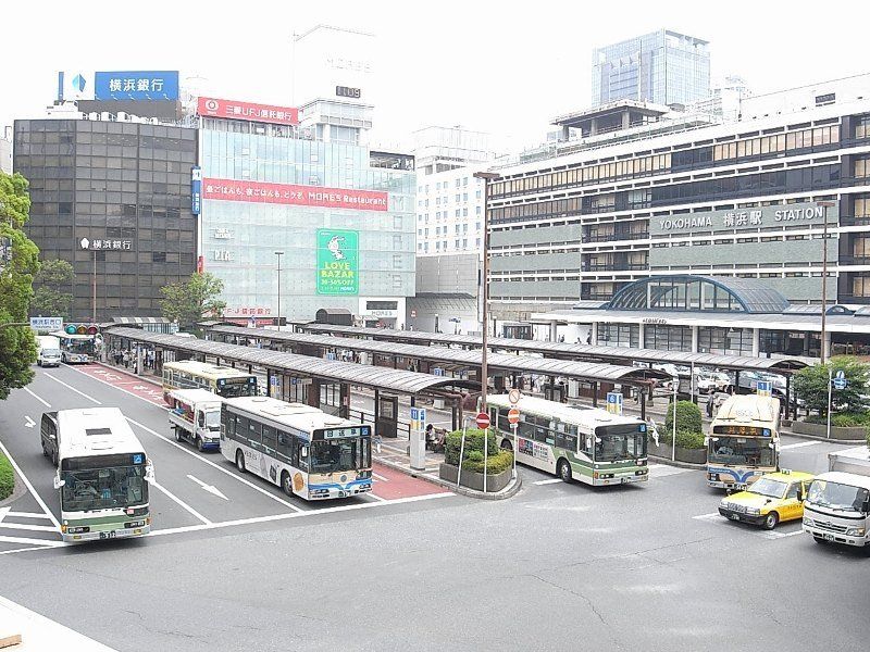 横浜駅の西口にはバスターミナルがあり、横浜国立大学や神奈川大学はバス便が便利！