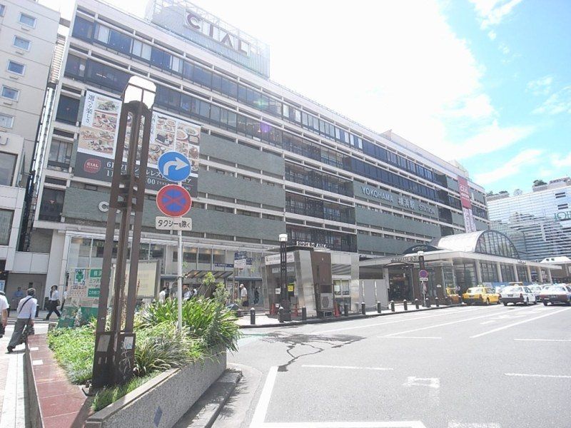 全部で９路線が乗り入れる、巨大ターミナルの横浜駅。乗り換えなしで電車６分