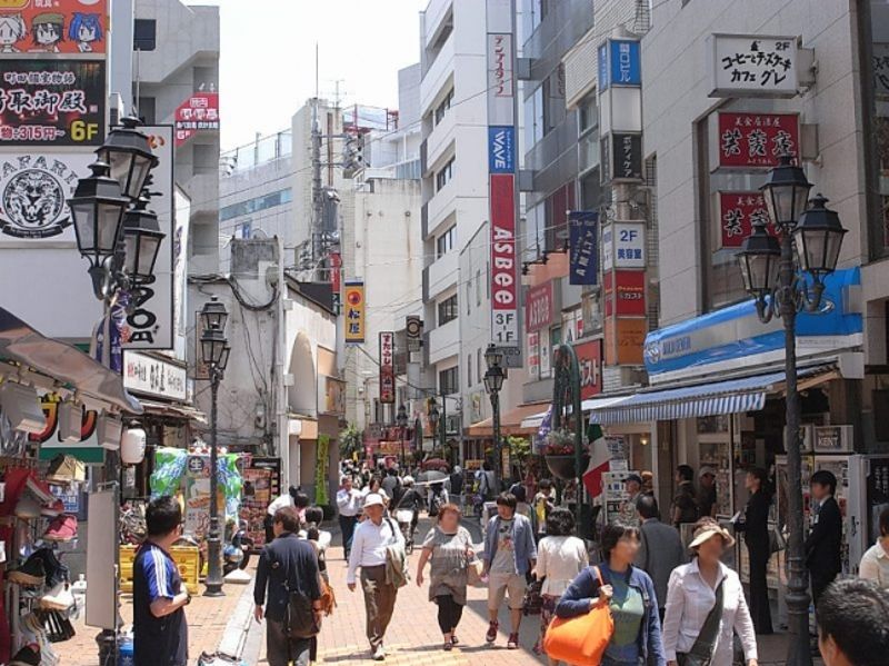 町田駅の南口には、書店やファーストフード店など学生向けのお店が並ぶ