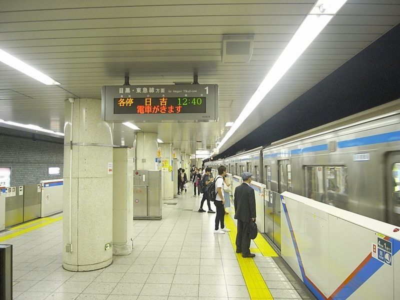 千石駅ホーム：都心を走る都営三田線は通学にも便利