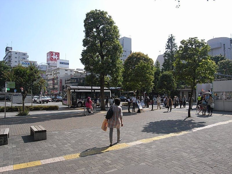 京王線の特急停車駅の調布駅まで電車2駅4分。デパートや市役所、大学などが集まる大きな街