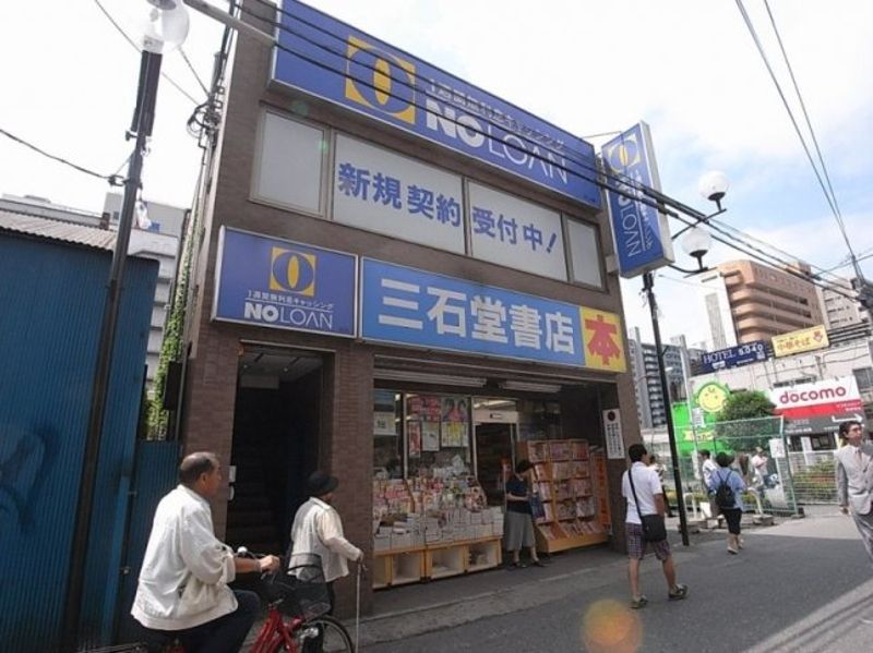 駅ビルの中や北口を出てすぐのところに本屋があり、書籍の購入に便利。