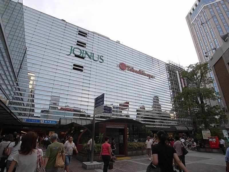横浜駅周辺には百貨店から若者向けのショッピングビルまで、様々な商業施設が充実。