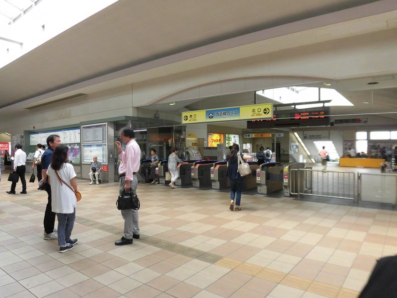 最寄りの西武新宿線花小金井駅。急行が止まり、約２０分で高田馬場駅まで行けます。