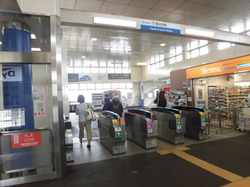 最寄駅は西武新宿線東伏見駅。徒歩１分の立地に会館がある。