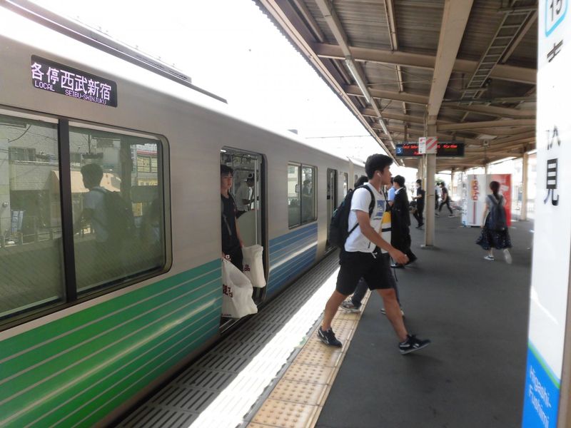 西武新宿線東伏見駅は学生の乗り降りも頻繁。西武新宿駅までは約２０分。