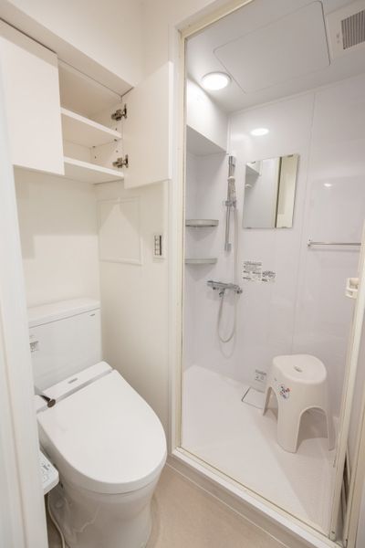 大きめなシャワーヘッドと安定感のある風呂イス有、トイレは温水洗浄機能付です！