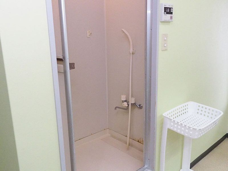 シャワールーム　各階に無料で利用できるシャワールームが完備されています