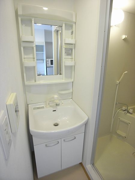 独立洗面台　鏡の周辺にも小物入れがあったり、下にも収納ができるため便利です！