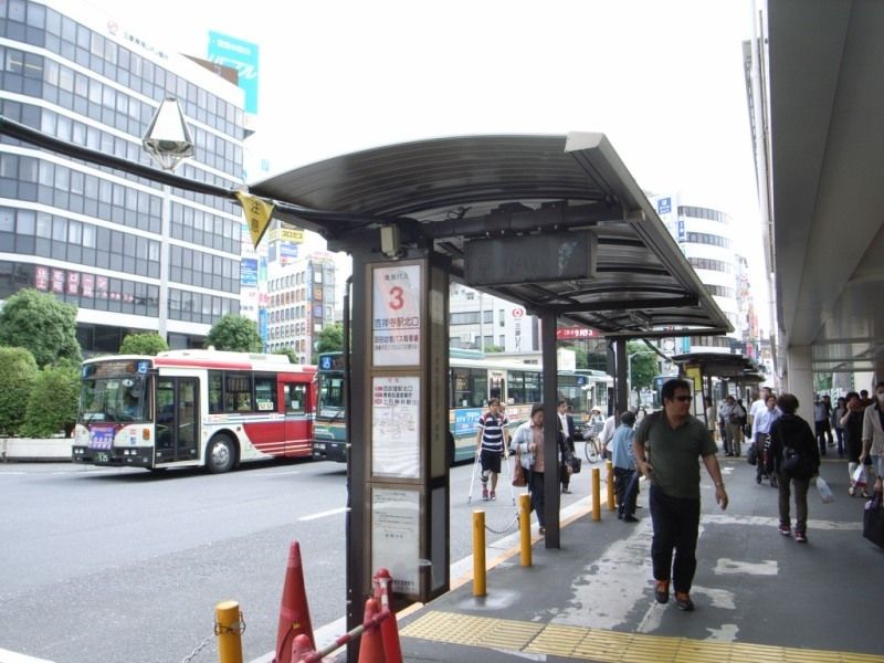 吉祥寺駅前からは成蹊大・東京女子大・武蔵野大などへバス便が豊富。学校帰りの買物も楽しい！