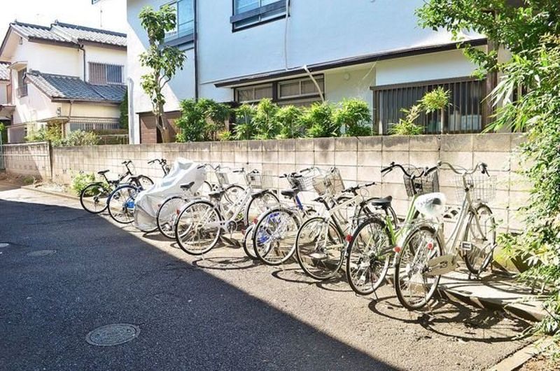 駐輪場：休日は自転車に乗って吉祥寺でショッピングがおすすめです