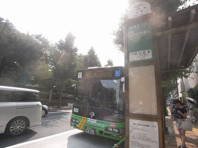 目白駅の近くのバス停からは、日本女子大直通のバスも出ています。